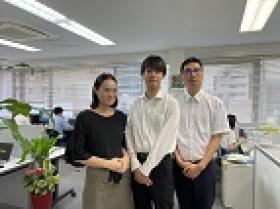 社内風景　仲良し先輩後輩
