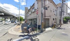 交差点角 白色2階建ての1階