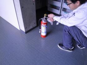 消火器の点検風景です。