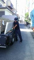 現場での荷下ろし作業をしています。