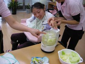 調理実習で楽しんでいる様子です。
