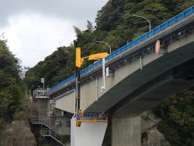 橋梁点検車による橋の点検作業状況
