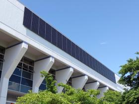 山形県総合運動公園の総合体育館壁面に太陽光発電設備を設置