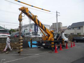 時には電柱を建てたり!