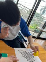 貼り絵の準備でボンドをギュッと