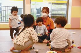 子ども達と一緒に遊び
