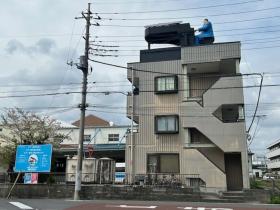 会社の上にピアノを弾くおじさんがいます!