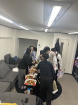 社内で懇親会を開催した際の写真になります。