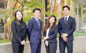 海外不動産事業部営業メンバーの写真です!