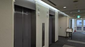 タクト株式会社のエレベータ前