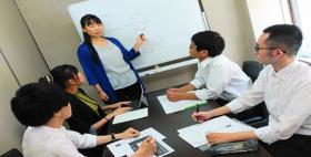 先輩社員による社内研修風景