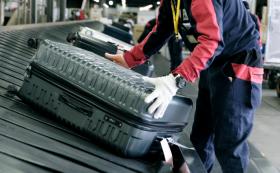 お荷物を機内へ運ぶ様子