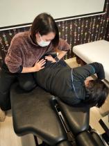 事務所で実技練習している様子